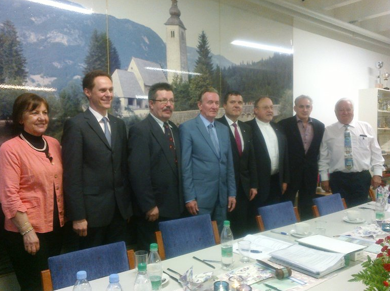 Minister Gorazd Žmavc skupaj z udeleženci občnega zbor Slovenske zveze na Švedskem.