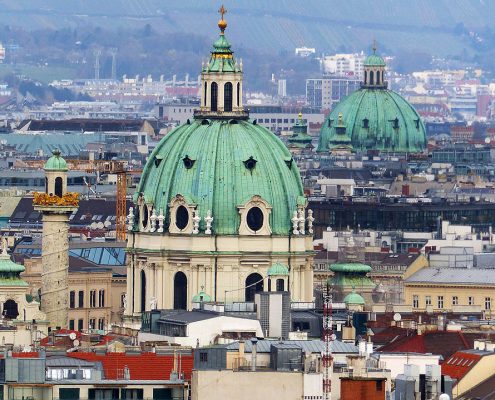 Pogled na Dunaj s kupolo Karlove cerkve v ospredju.