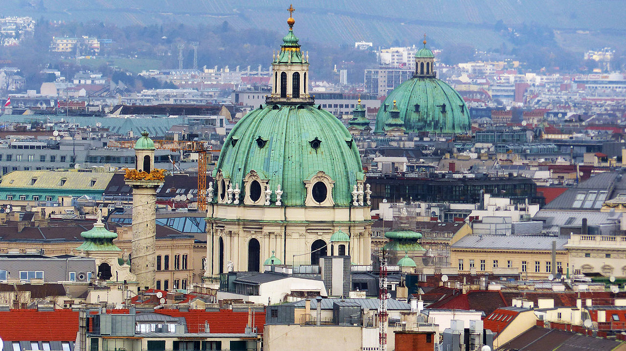 Pogled na Dunaj s kupolo Karlove cerkve v ospredju.