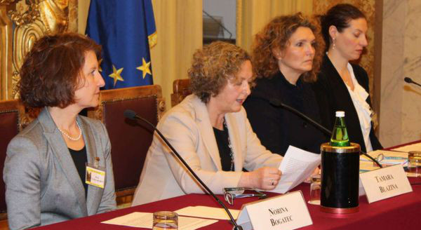 Slovenke iz Italije za govorniško mizo poslanske zbornice v Rimu. Foto: Primorski dnevnik