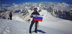 Đorđe Veselinov s slovensko zastavo na vrhu Kazbeka (5.047 m) na meji med Gruzijo in Rusijo.