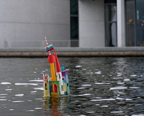 Papirnata ladjica s slovensko zastavo