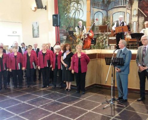 Minister Žmavc v nagovoru Slovenskega pevskega zbora Jadran, desno Franci Pouh, predsednik Slovenskega pevskega rudarskega društva Jadran, Béning-lès-Saint-Avold