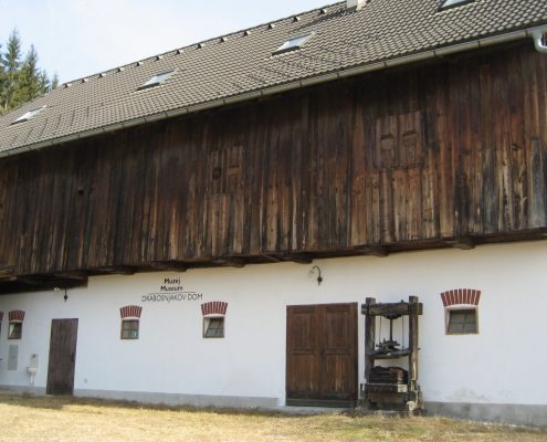 Stavba v vasi Kostanje na avstrijskem Koroškem, ki pod isto streho združuje stalno etnološko razstavo in prostore Slovenskega prosvetnega društva Drabosnjak.