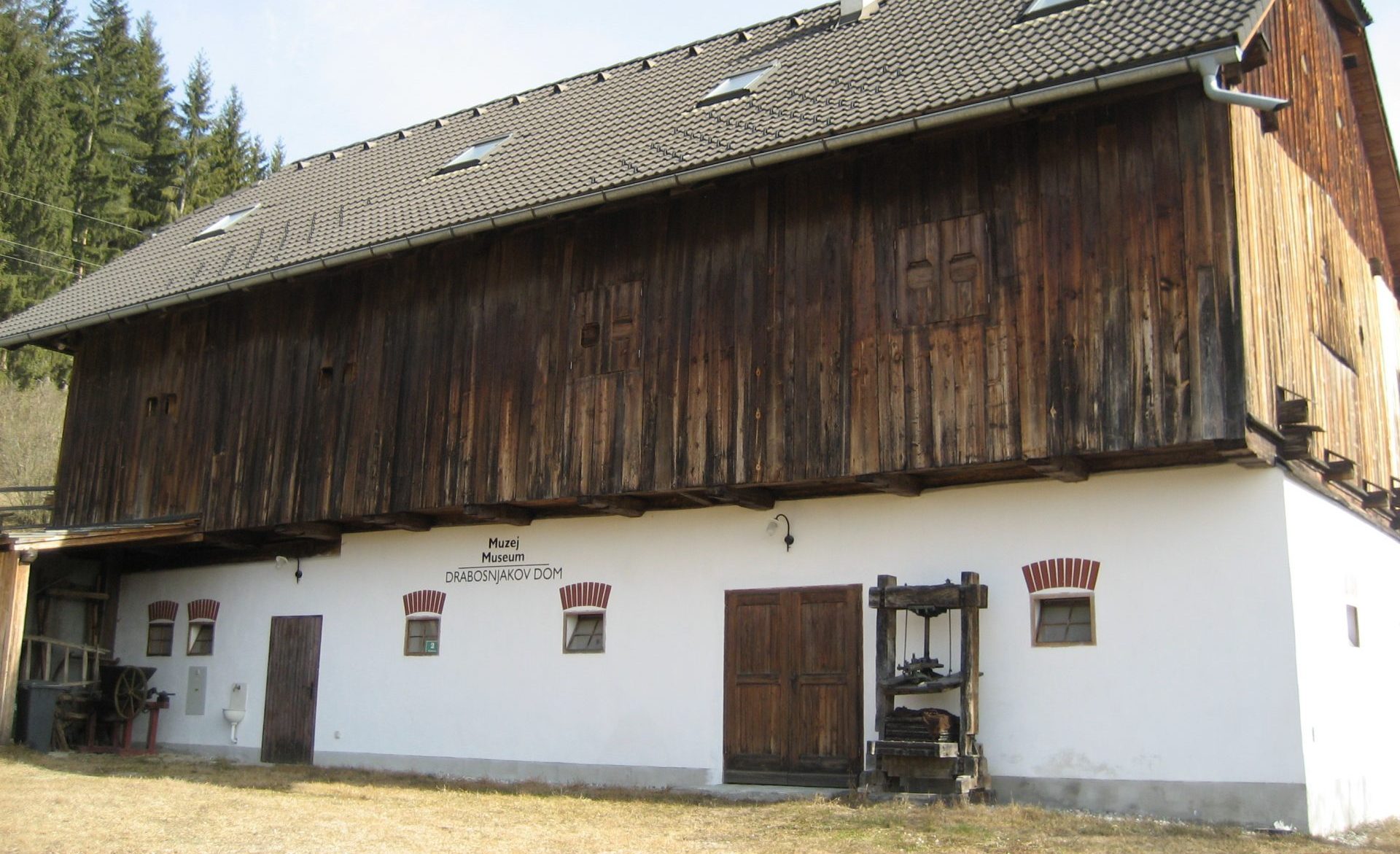 Stavba v vasi Kostanje na avstrijskem Koroškem, ki pod isto streho združuje stalno etnološko razstavo in prostore Slovenskega prosvetnega društva Drabosnjak.