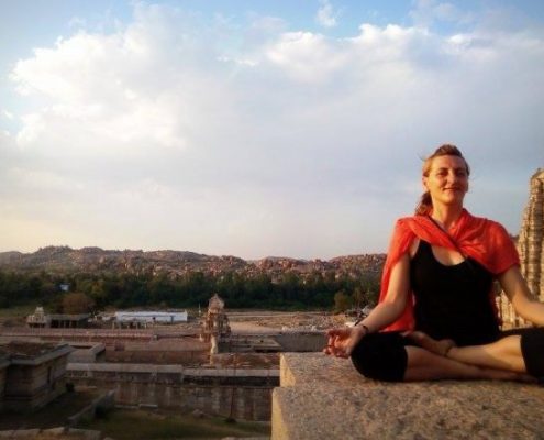 Darja Hribar na tečaju joge v Indiji.