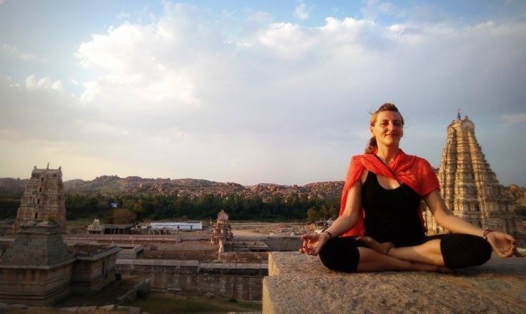 Darja Hribar na tečaju joge v Indiji.