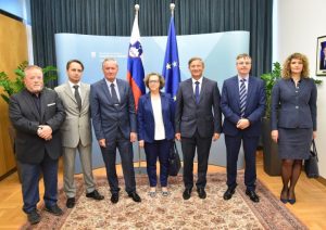 Predstavniki Slovencev v Italiji na srečanju z ministroma Žmavcem in Erjavcem.
