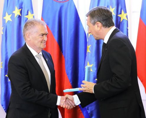 Predsednik Borut Pahor vročil državno odlikovanje red za zasluge dr. Ludviku Karničarju.