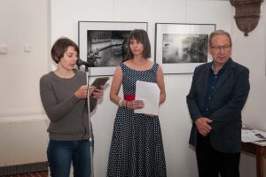 Z leve: Eva Markun, nagrajenka Festivala mlade literature Urška 2016, Lenka in Peter Kuhar, voditelja festivala. (Foto: Matej Maček, JSKD)