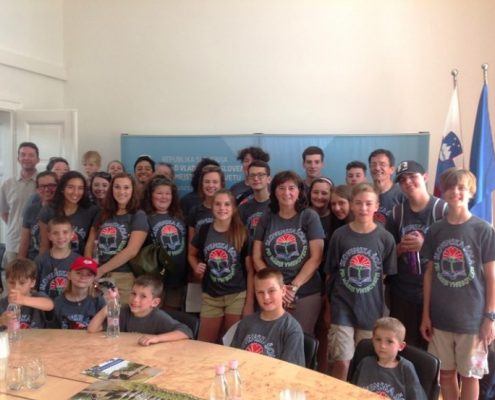 Učenci in učitelji slovenske šole pri slovenski župniji Marije Vnebovzete v Clevelandu.