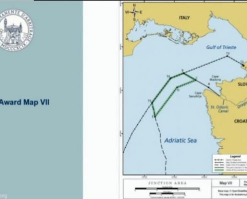 Potek morske meje med Slovenijo in Hrvaško, kot ga je predstavilo Stalno arbitražno sodišče v Haagu.