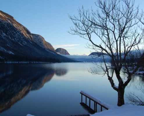 Bohinjsko jezero, slikano iz Ukanca v jutranjih urah
