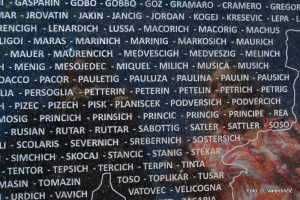 Slovenski priimki na spomeniku slovenskim priseljencem v Parku Slovenija v središču Parana – namen je, da bi čim več ljudi, ko bi videli priimke, ugotovilo, da so Slovenci.