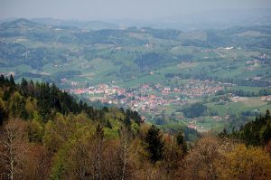 Pogled na Lučane z juga. ("Blick auf Leutschach, Steiermark, von Süden durch das Teleobjektiv", avtor Wolfgang Glock, pod licenco CC-BY-SA-3.0,2.5,2.0,1.0)