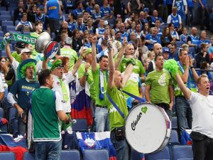 Slovenski navijači v Carigradu. foto: rtvslo.si/EPA