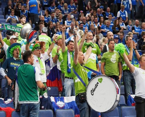 Slovenski navijači v Carigradu. foto: rtvslo.si/EPA