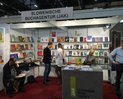 Razstavni prostor slovenske Javne agencije za knjigo na dunajskem knjižnem sejmu. Foto: Radio Agora