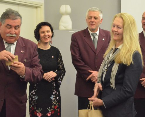 Številni gostje na letni skupščini društva in proslavi Prešernovega dneva.