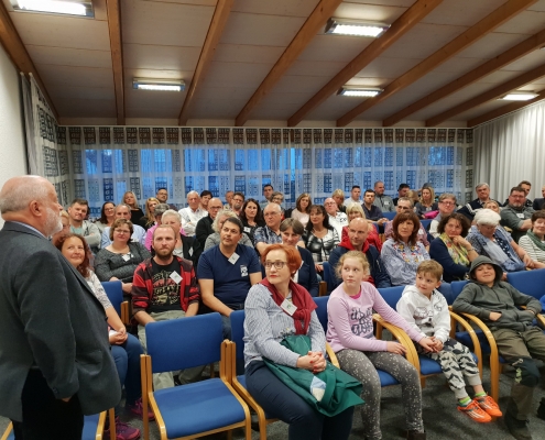 Minister Peter J. Česnik nagovarja udeležence ob začetku tridnevnega posveta